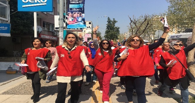 İzmirli kadınlardan sloganlı ‘evet’ kampanyası