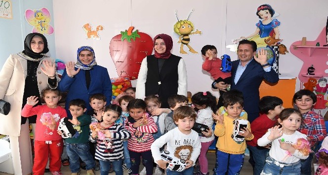Bakan Kaya, Tuzla Belediyesi Gönül Elleri Çarşısını ziyaret etti