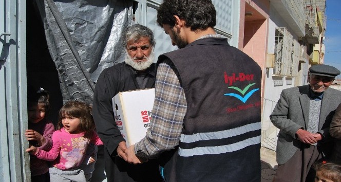 Suriyelilere İYİDER’in hazırladığı yardım kolileri dağıtıldı