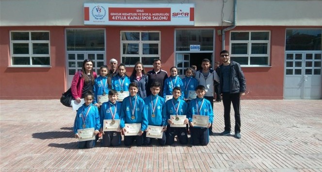 Malatya badminton takımı yarı final müsabakalarını birincilikle tamamladı