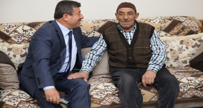 Başkan Karabacak yaşlı seçmene araç tahsis edecek