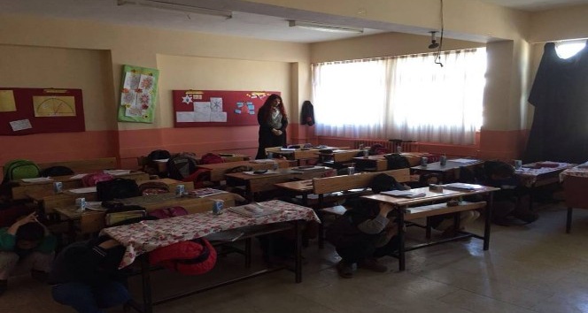 AFAD’ın okullardaki afet bilinci eğitimleri devam ediyor
