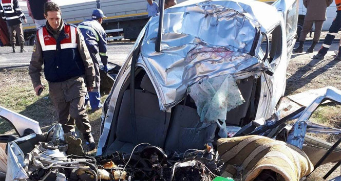 Kayseri&#039;da tırla otomobil çarpıştı: 2 ölü, 3 yaralı