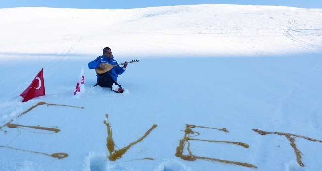 Türkücü Aydın Aydın, kar üzerine balla &quot;Evet&quot; yazdı
