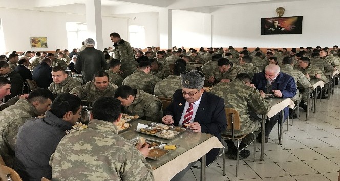 Şehit yakınları ve gazilerin Mehmetçikle anlamlı buluşması