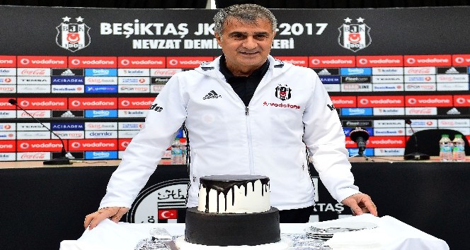 Şenol Güneş’in kızı Günçe Güneş’ten basın mensuplarına siyah-beyaz pasta ikramı