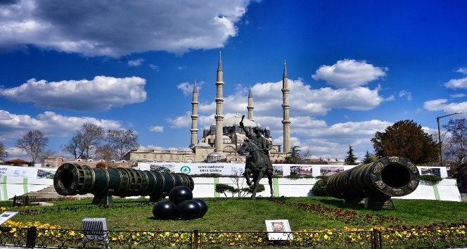 Fatih Sultan Mehmet heykeli ve Şahi Topları Edirnelilerle buluşuyor
