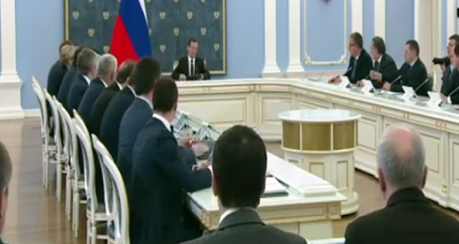 Rus Başbakan Medvedev’den toplantıya geç kalan bakana sert uyarı