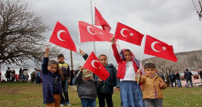 Bingöl’de köy girişine dev Türk bayrağı asıldı