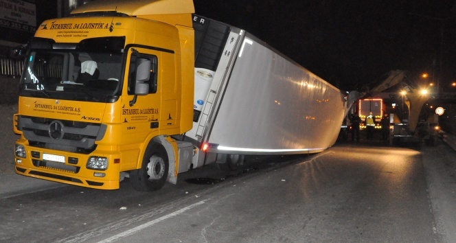 Gebze'de tır yan yattı, İstanbul yönü trafiğe kapandı