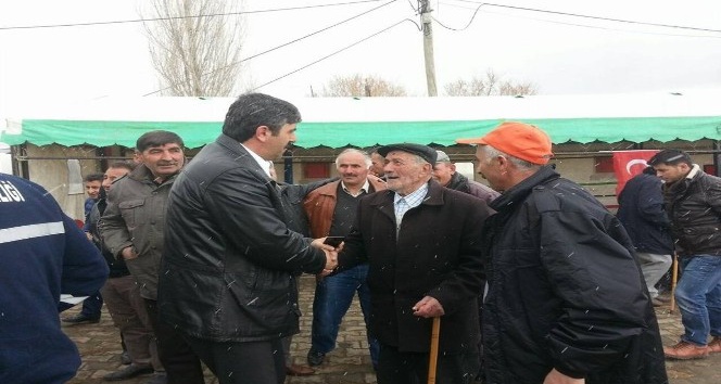 AK Parti Ardahan İl Teşkilatı üyeleri köyleri gezip ’Evet’ için destek istedi