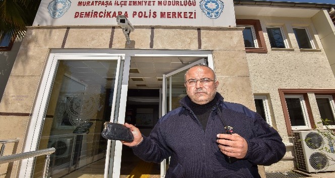 Buldukları cüzdanı polis merkezine teslim ettiler