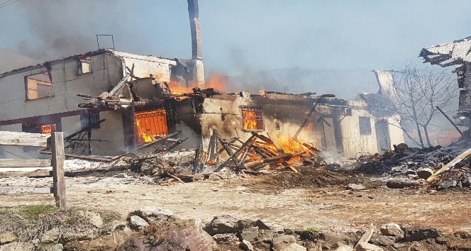 Çankırı’da köy yangını: İlk belirlemelere göre 25 ev yandı