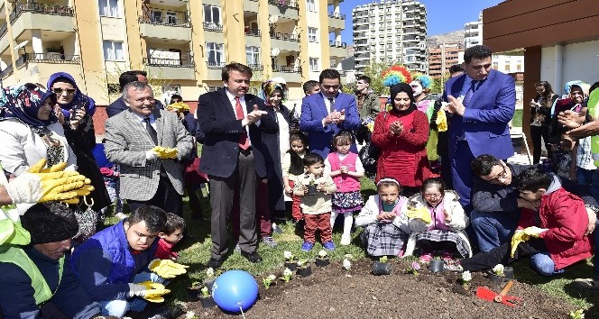 Başkan Erkoç, özel çocuklarla çiçek dikti