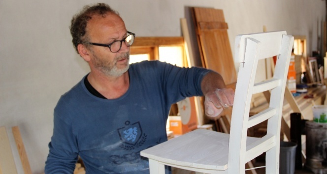 Hababam Sınıfı’nın Kıvırcık Ömer’i Bodrum’da sandalye üretiyor