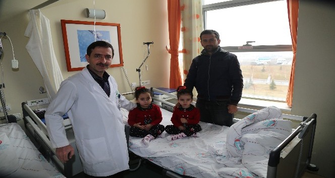 İkiz kardeşlere aynı anda geniz operasyonu