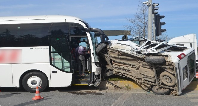 Yolcu otobüsü ile otomobil çarpıştı: 1 yaralı