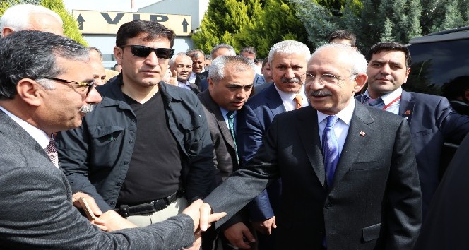 Kılıçdaroğlu, Beşiktaş’taki saldırıda ölen Ahmet Dokuyucu’nun ailesini ziyaret etti