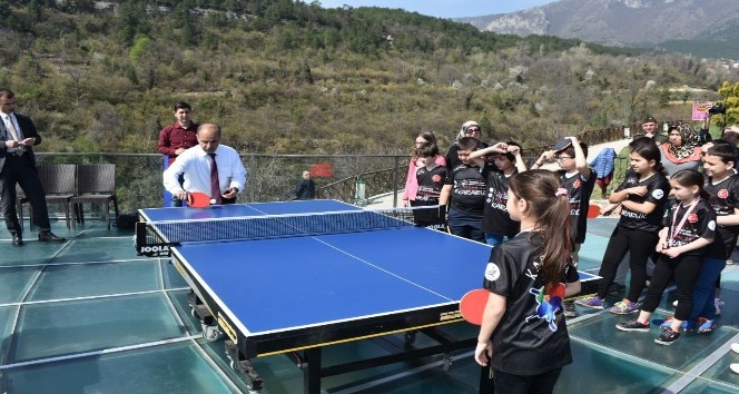 Vali cam teras üzerinde masa tenisi oynadı