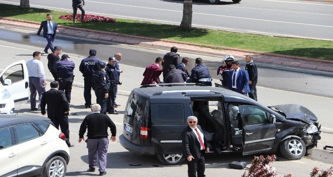 Kontrolden çıkan otomobil, Kılıçdaroğlu’nu takip eden gazetecilerin aracına çarptı: 3 yaralı