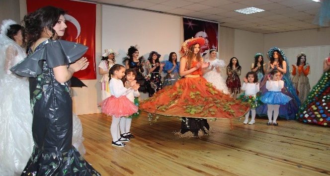 Çöpten topladıkları malzemelerle defile yaptılar