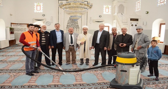 Alaca Belediyesi camileri temizliyor