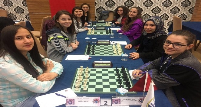 Lüleburgaz Lisesi Kız Satranç Takımı Türkiye Satranç Şampiyonası’na hazırlanıyor