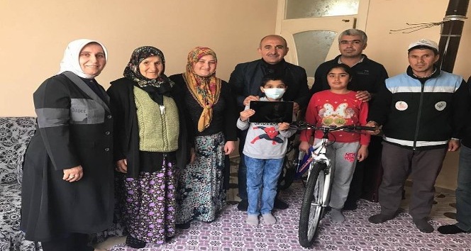 Başkan Kara Lösemi hastası çocuğa bisiklet ve tablet hediye etti