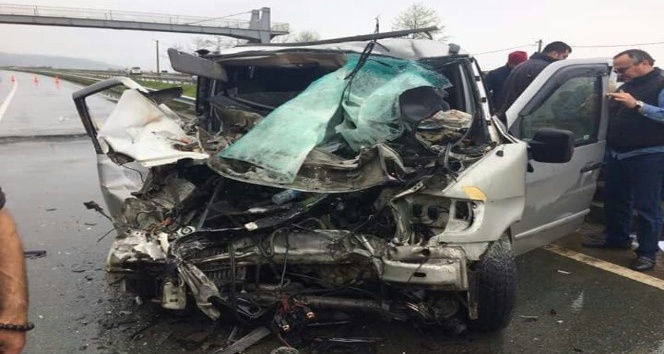 Rize’de itfaiye aracı Gürcü plakalı minibüsle çarpıştı: 1 ölü, 6 yaralı