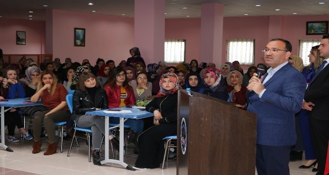 Bakan Bozdağ, Yozgat’ta üniversite öğrencilerinin sorularını yanıtladı