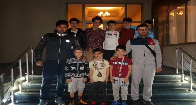 Badmintoncu kardeşlerden büyük başarı