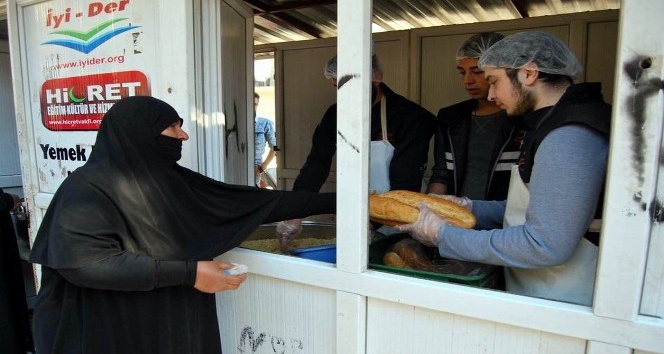 İrfan Yurdu öğrencilerinden Suriyelilere sıcak yemek ikramı