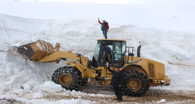 Kar kalınlığının 10 metreyi bulduğu Muş’ta çalışmalar sürüyor