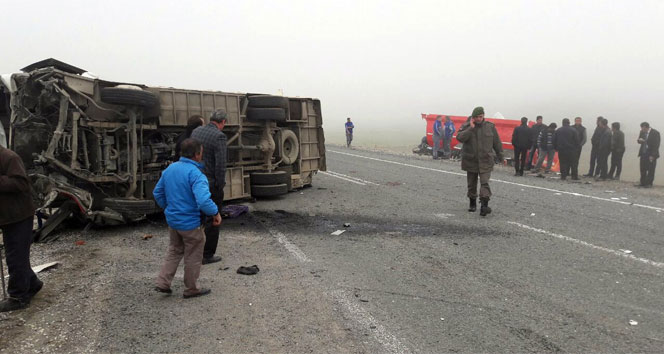 Kayseri&#039;de öğrenci servisi ile tır çarpıştı: 1 ölü, 11 yaralı