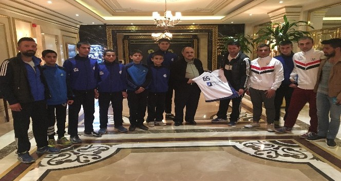 Genç hentbolculardan Atalay’a 65 numaralı forma