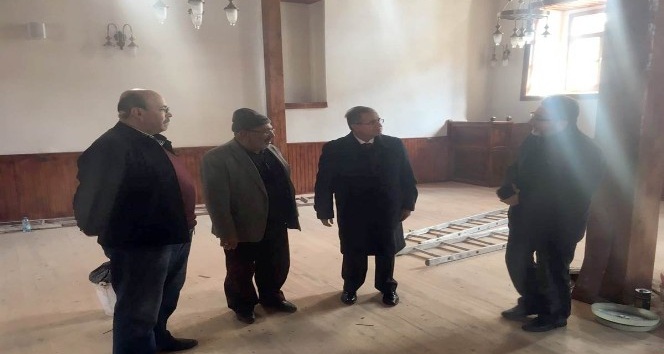 Vali Tapsız, tadilat çalışmaları süren Demirciler Camisini inceledi