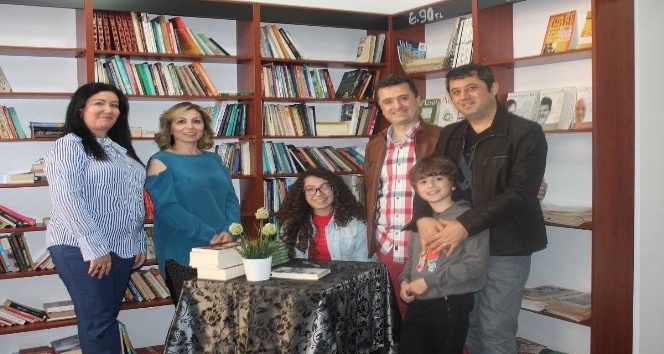 Genç yazar Begüm Uysal, İstanbul’da kitaplarını imzaladı