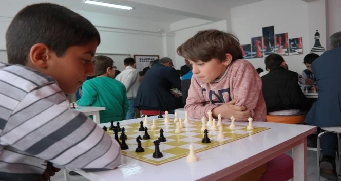 Bingöl’de satranç salonu açıldı