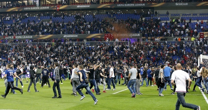 Beşiktaş Lyon maçında tribünler karıştı