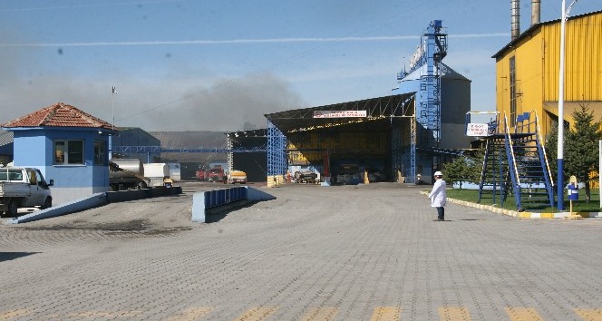 Bakan Eroğlu, yangın çıkan yağ fabrikasında incelemelerde bulundu