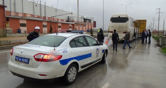 İşçi taşıyan otobüs TIR’a arkadan çarptı: 8 yaralı