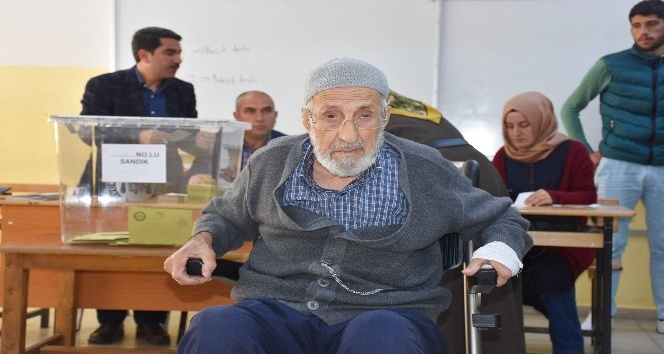 93 yaşında, tekerlekli sandalyeyle oy kullandı