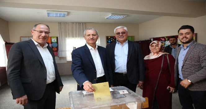 Adapazarı Belediye Başkanı Süleyman Dişli oyunu kullandı