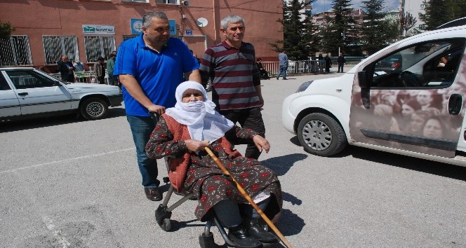 79 yaşındaki nine oy kullanmaya tekerlekli sandalye ile gitti