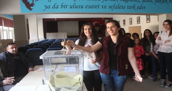 Mardinli ikizler ilk defa oy kullandı