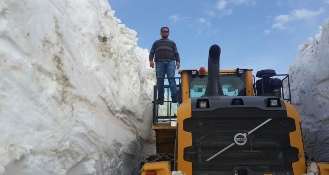 3500 rakımda karla mücadele çalışması