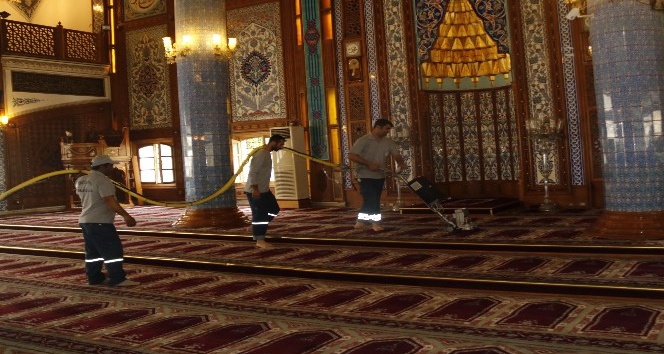 Akdeniz’de ibadethaneler düzenli olarak temizleniyor