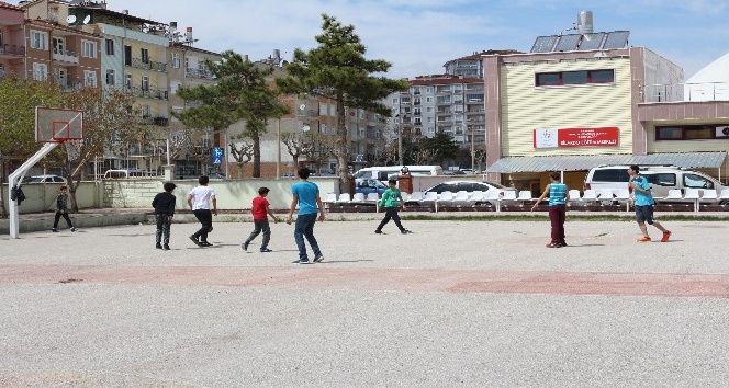 Karaman’da öğrencilerden açık alan basketbol sahasına yoğun ilgi