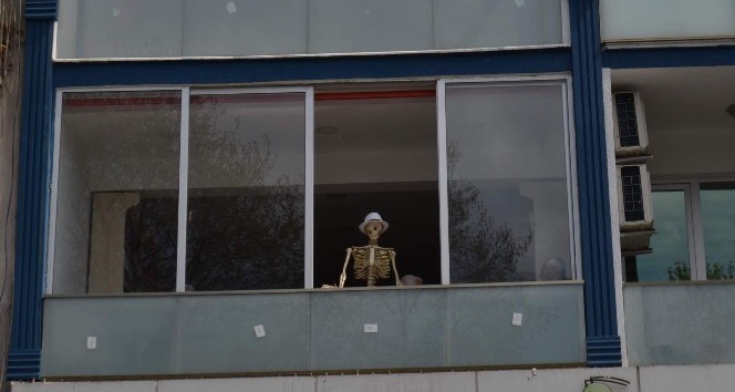 Dikkat pencerede iskelet var