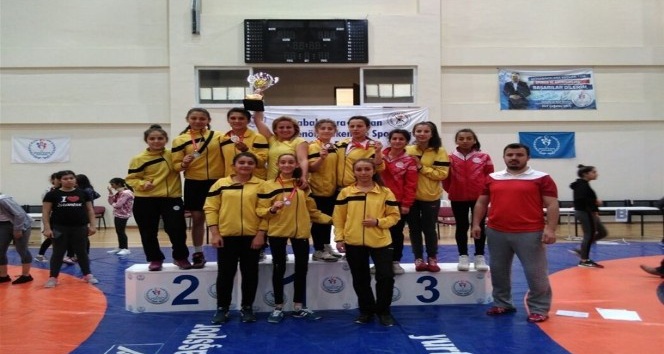 Turhal Güreşseverler Kulübü güreş şampiyonasında Türkiye ikincisi oldu